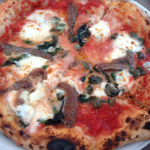 una pizza con un neonato